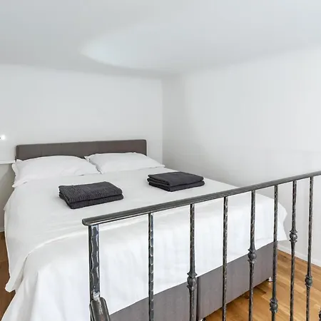 Rhino Apartment *